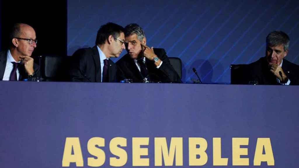 Jordi Cardoner, Josep María Bartomeu, Jordi Calsamiglia y Jordi Mestre, miembros de la directiva del Barça en la última asamblea de socios compromisarios / EFE