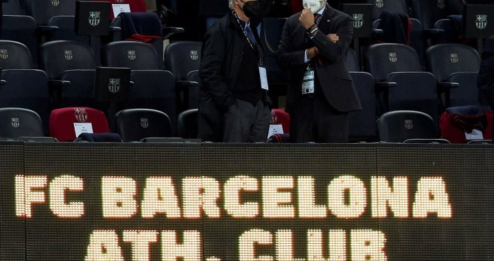 Carles Tusquets en el palco del Camp Nou / EFE
