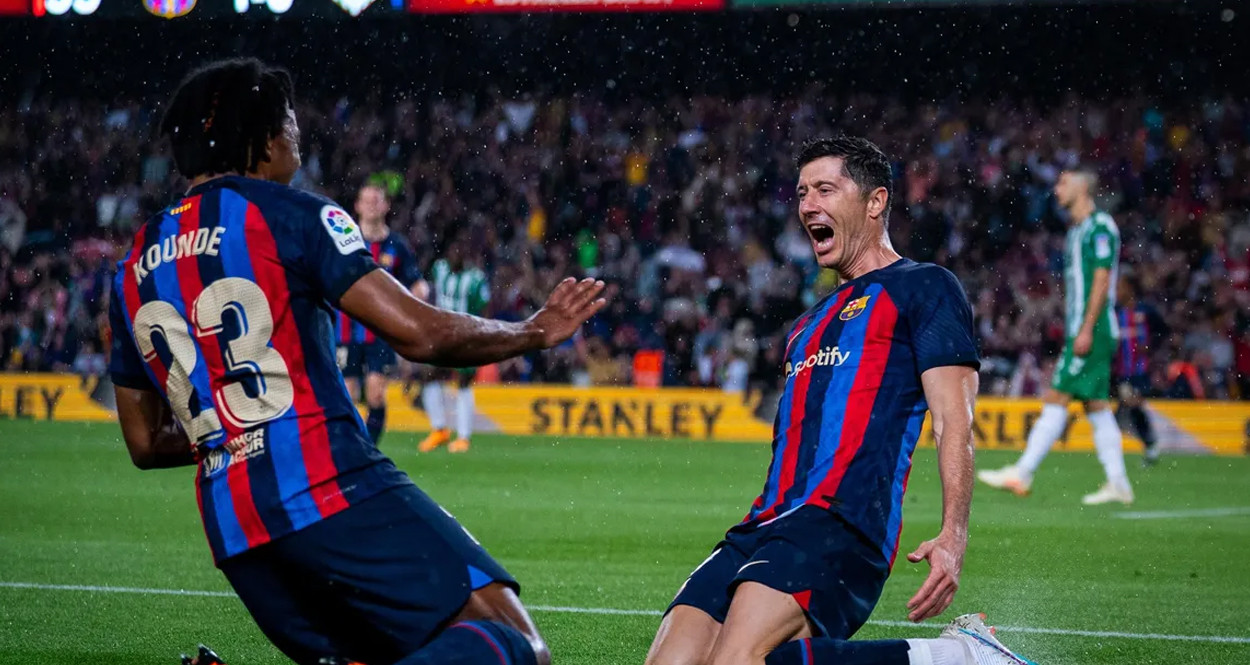 Koundé celebra el gol de Lewandowski contra el Betis / FCB