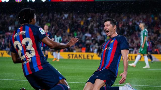 Koundé celebra el gol de Lewandowski contra el Betis / FCB