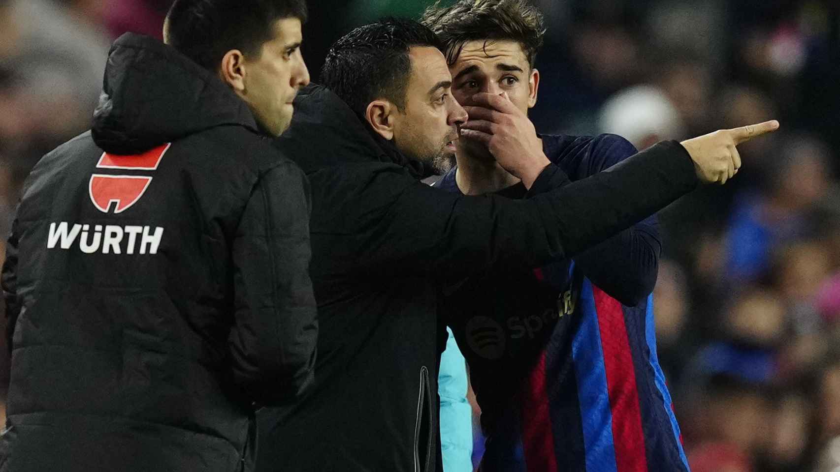 Xavi Hernández da instrucciones a Gavi en el Barça Cádiz / EFE