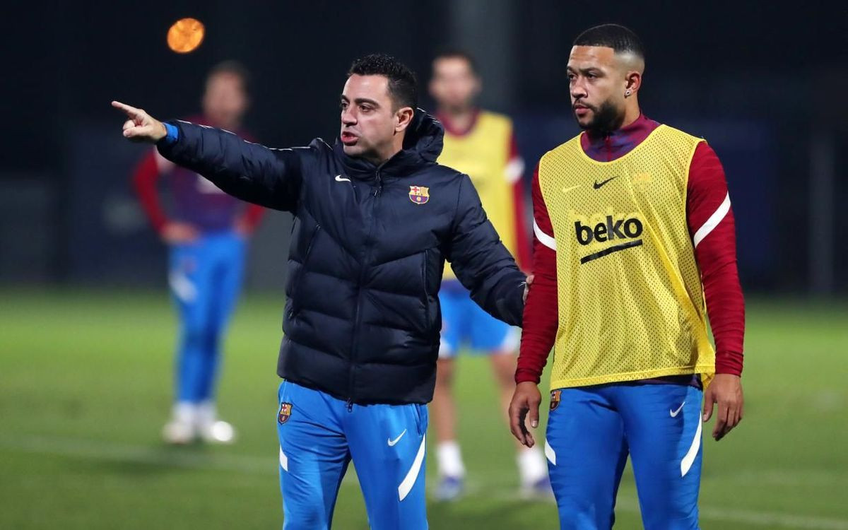 Xavi entrenando a Memphis Depay / FCB