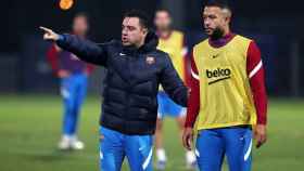 Xavi entrenando a Memphis Depay / FCB