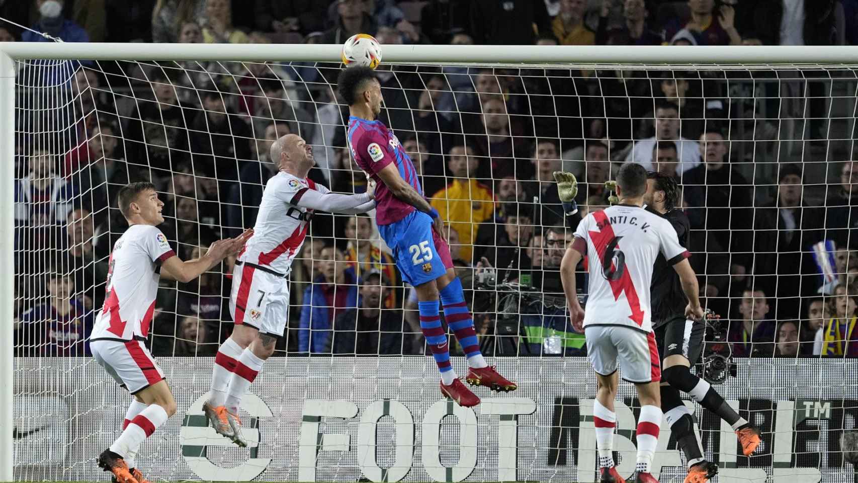 Aubameyang remata de cabeza contra el Rayo / EFE