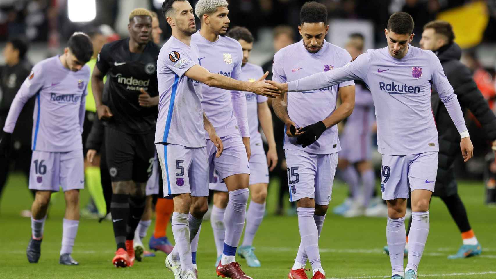 Los jugadores del Barça felicitan a Ferran por su gol en Frankfurt / FCB