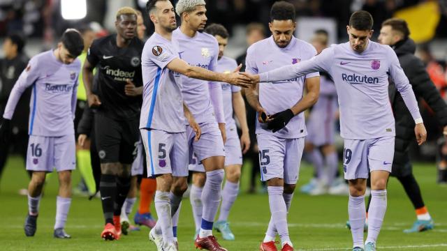 Los jugadores del Barça felicitan a Ferran por su gol en Frankfurt / FCB