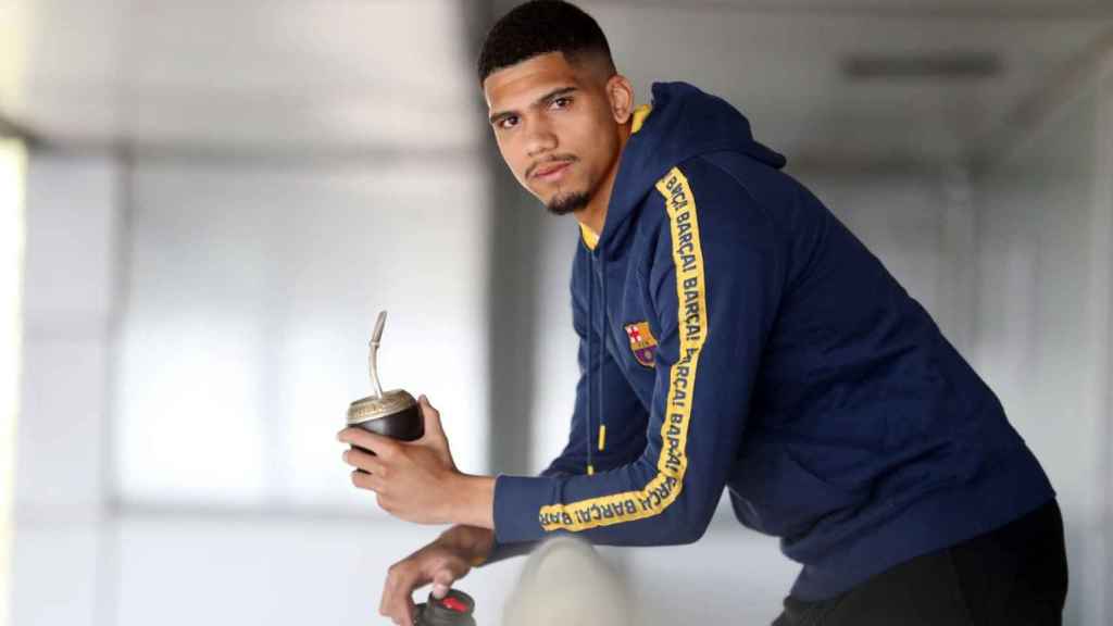 Ronald Araujo tomándose un mate en las instalaciones del Camp Nou / FCB