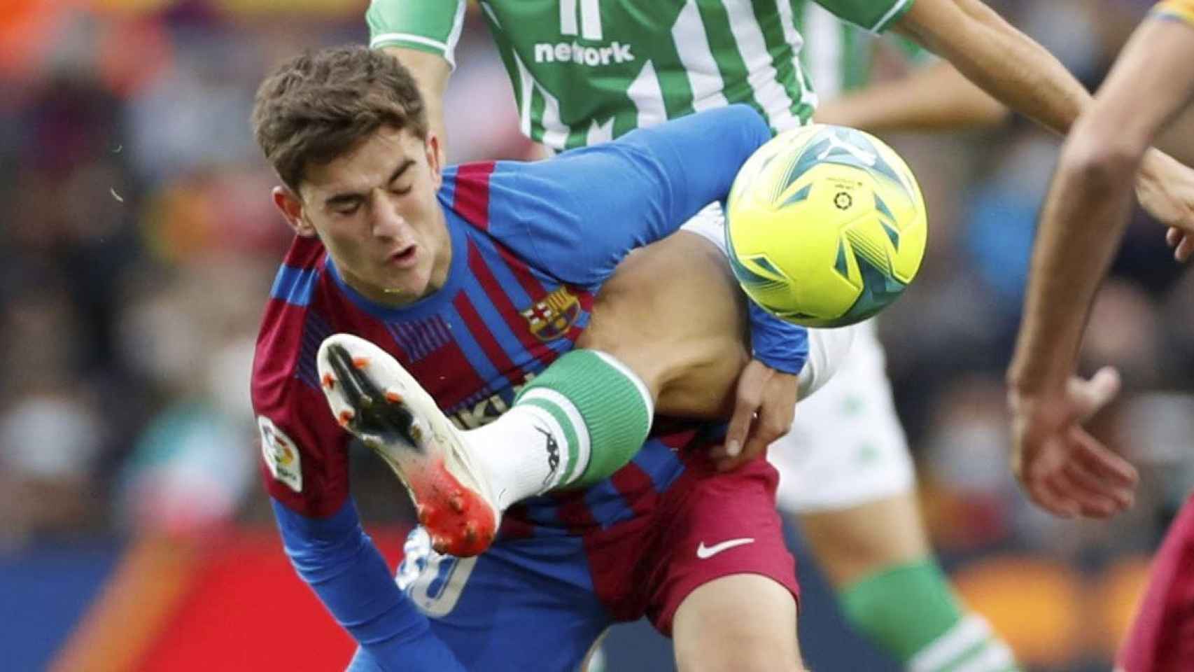 Gavi acaba noqueado en la primera parte del Barça-Betis / EFE