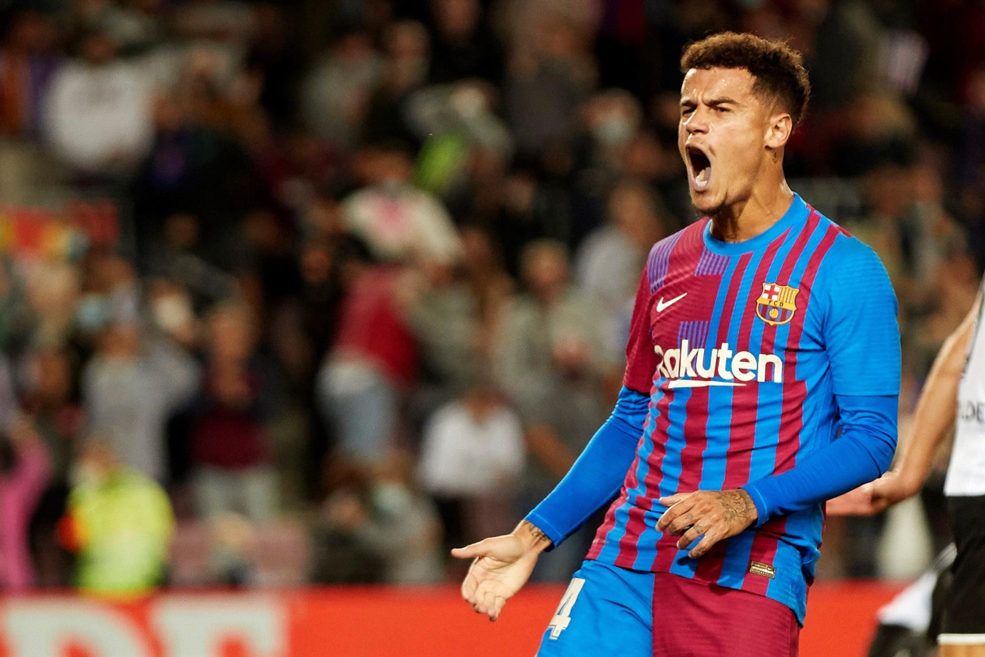 Coutinho celebra con rabia su gol en el Camp Nou contra el Valencia casi un año después del último / EFE