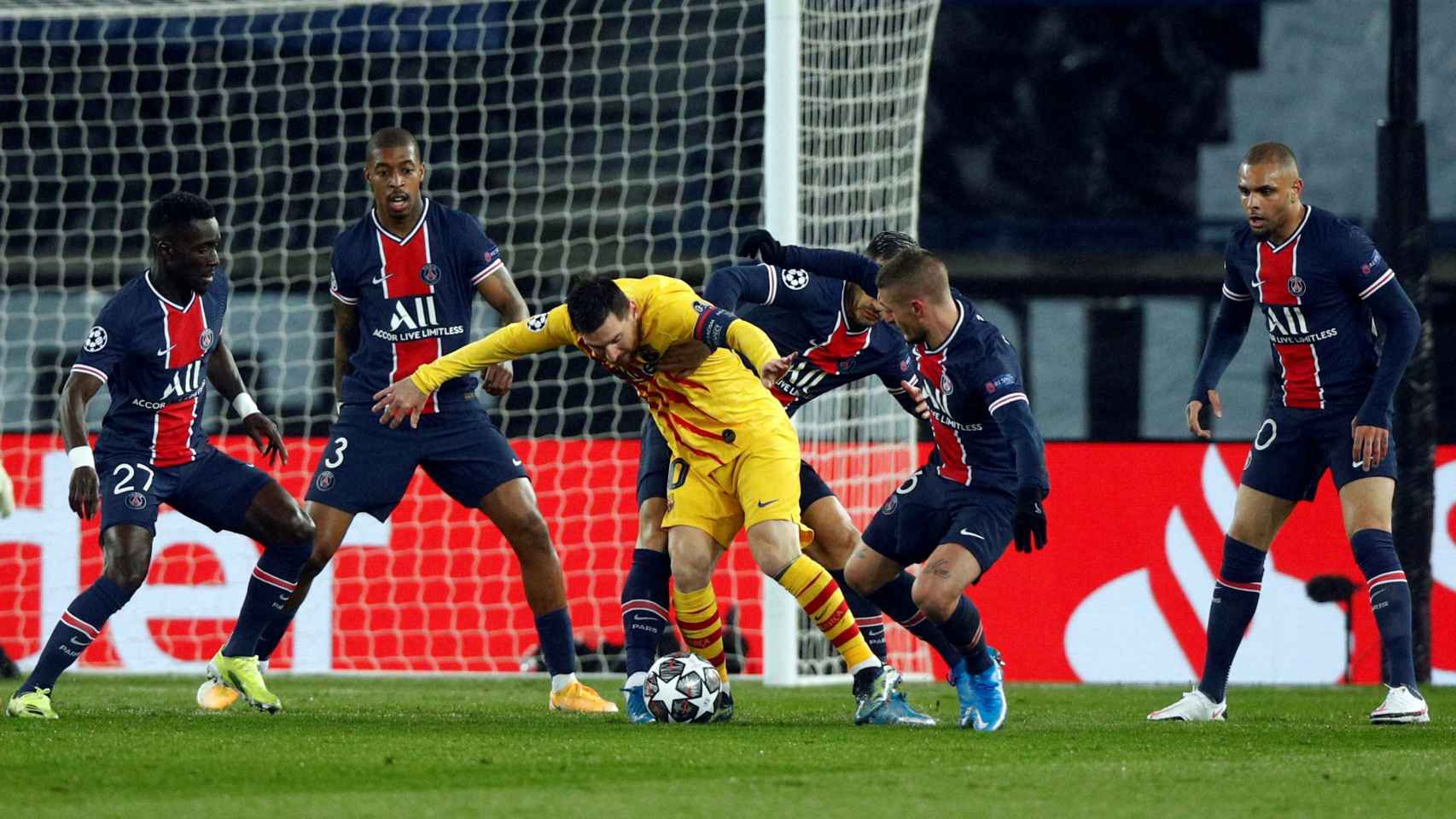 Leo Messi, rodeado por jugadores del PSG | EFE