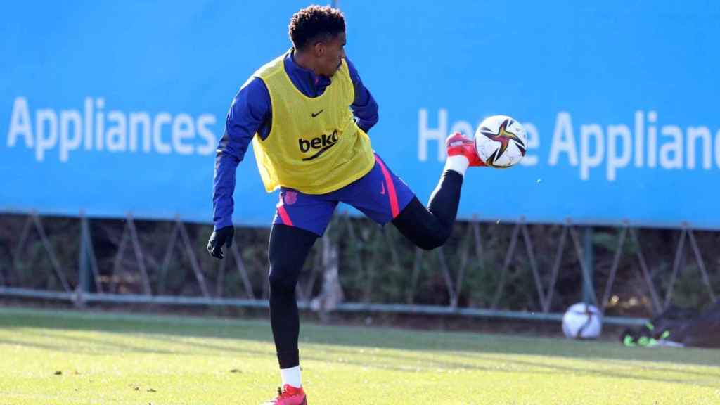 Ronald Araujo se ha entrenado con sus compañeros antes de la Supercopa de España / FC BARCELONA