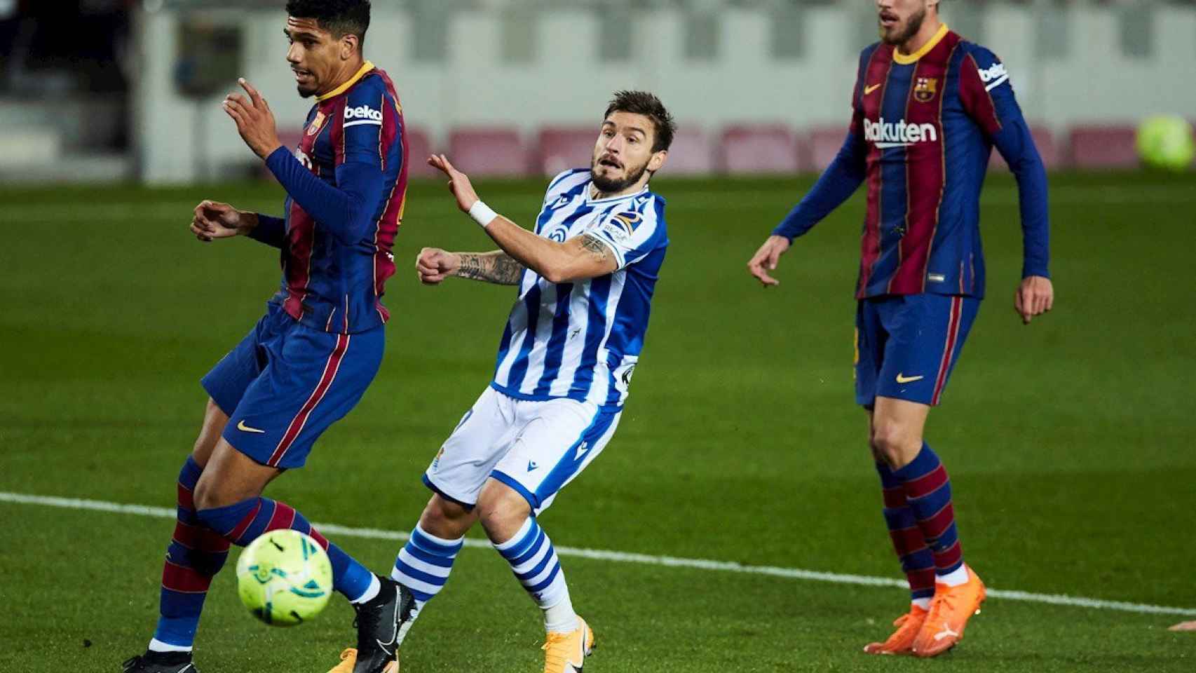 Ronald Araujo (21) y Oscar Mingueza (21) contra la Real Sociedad / EFE