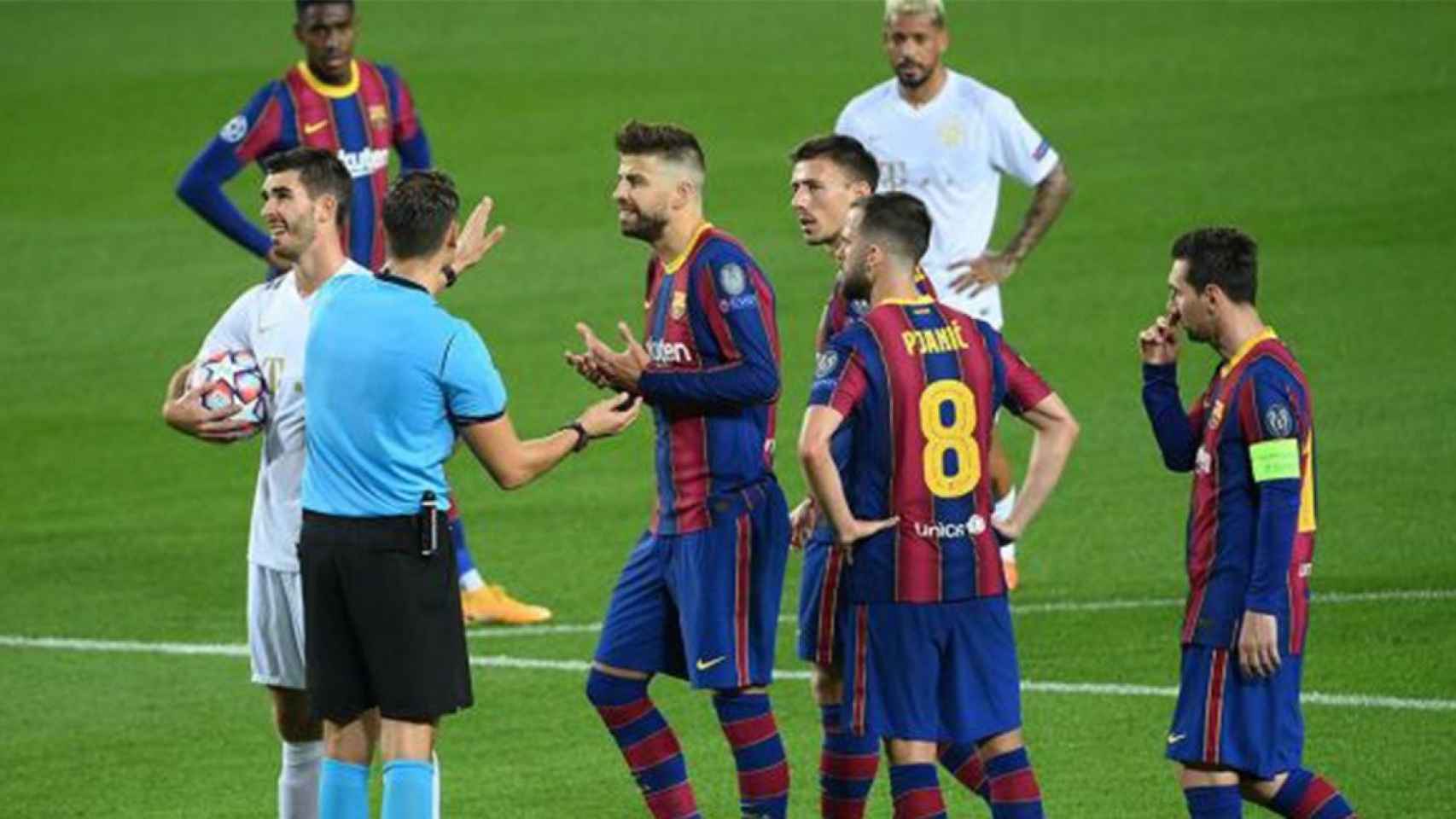 Piqué, protestando su expulsión en Champions / FCB