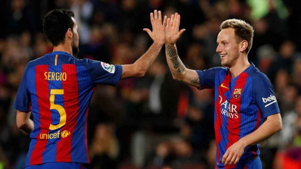 Sergio Busquets e Ivan Rakitic en un partido del Barça / EFE