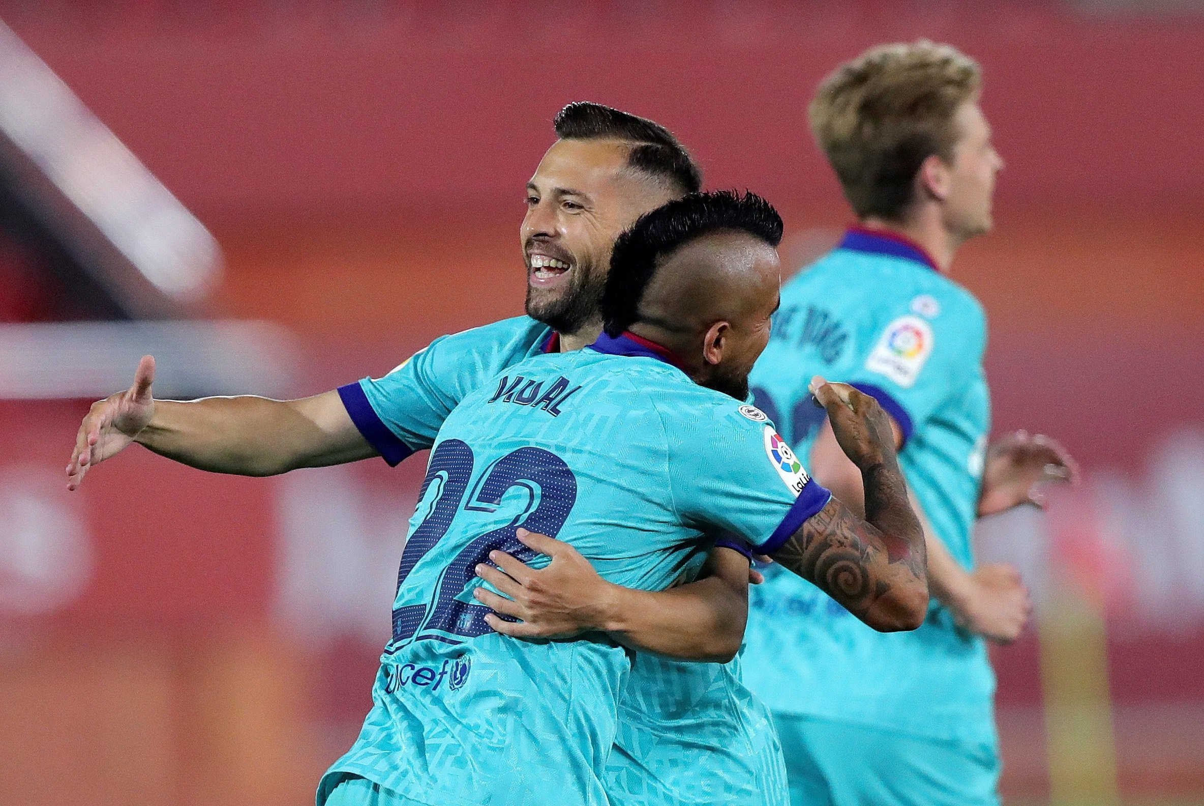 Jordi Alba celebrando el primer gol con Arturo Vidal /EFE