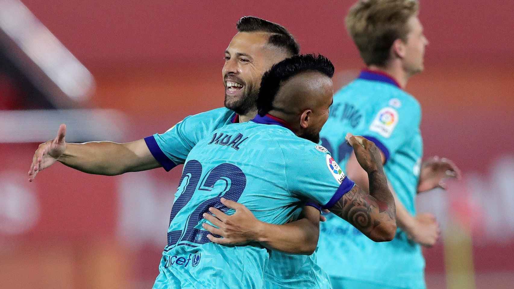 Jordi Alba celebrando el primer gol con Arturo Vidal /EFE