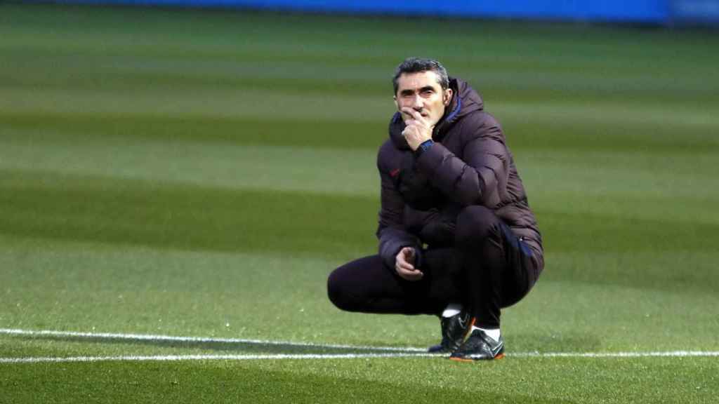 Ernesto Valverde dirigiendo un entrenador con el Barça / FC Barcelona