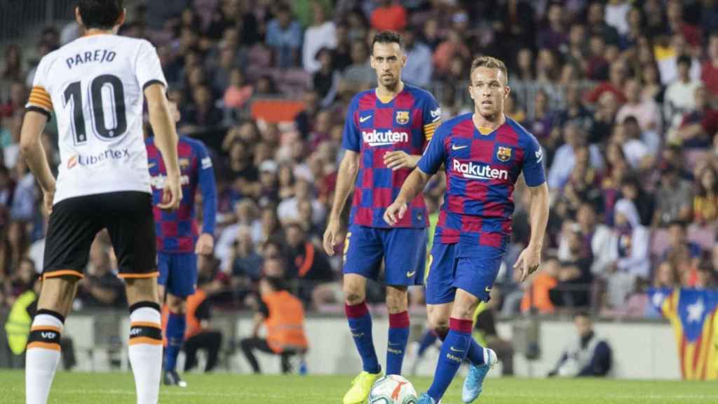 Una foto de Arthur durante el partido ante el Valencia de Liga / FCB