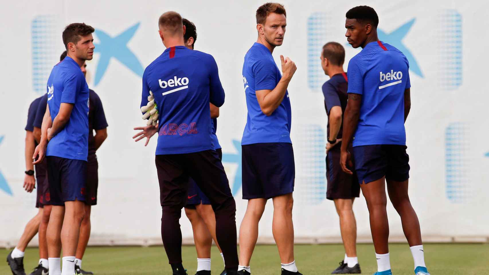 Ivan Rakitic en un entrenamiento con el Barça / EFE