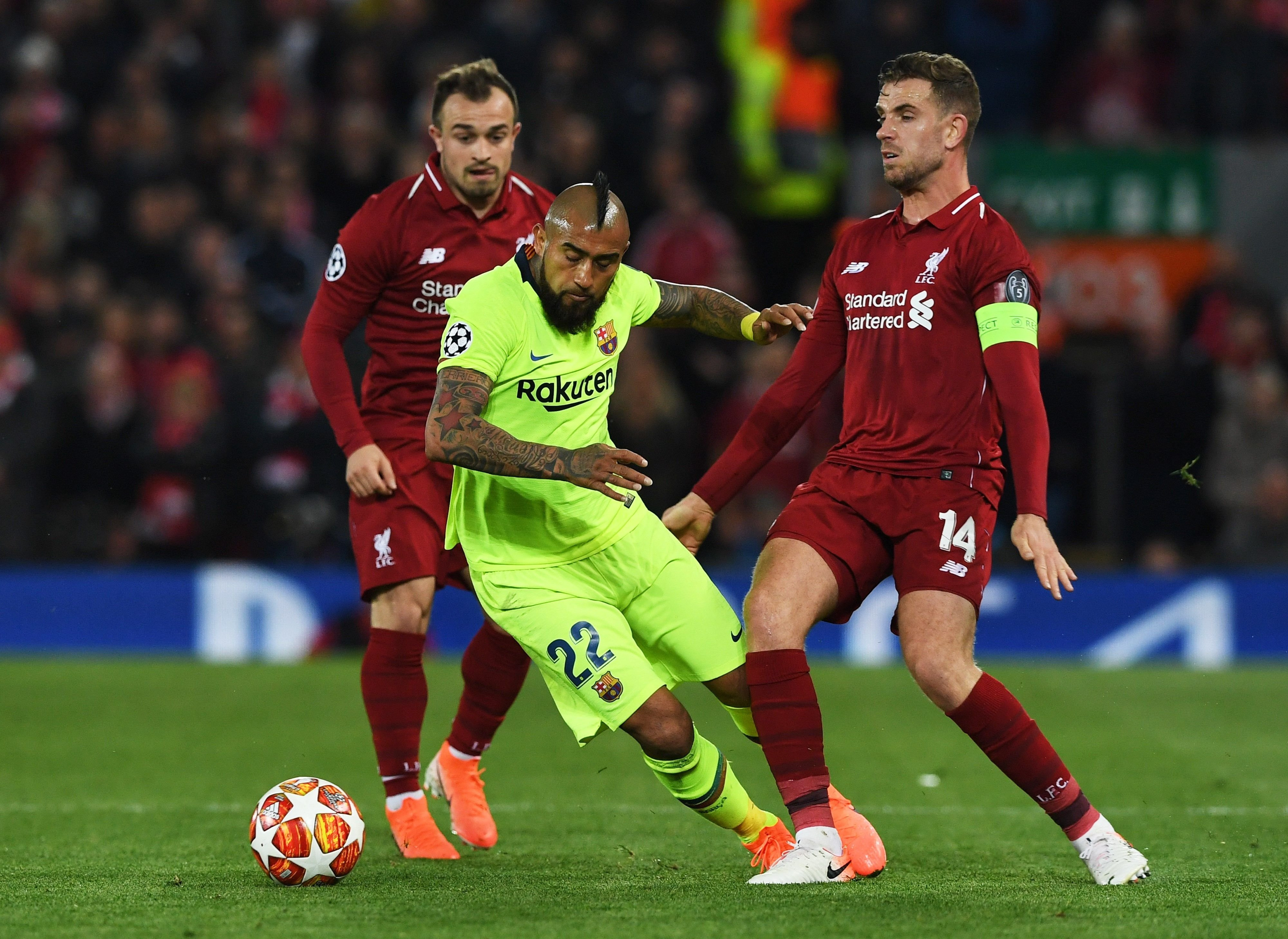 Arturo Vidal pugna por un balón con Jordan Henderson y Xherdan Shaqiri durante el Liverpool - Barça / EFE