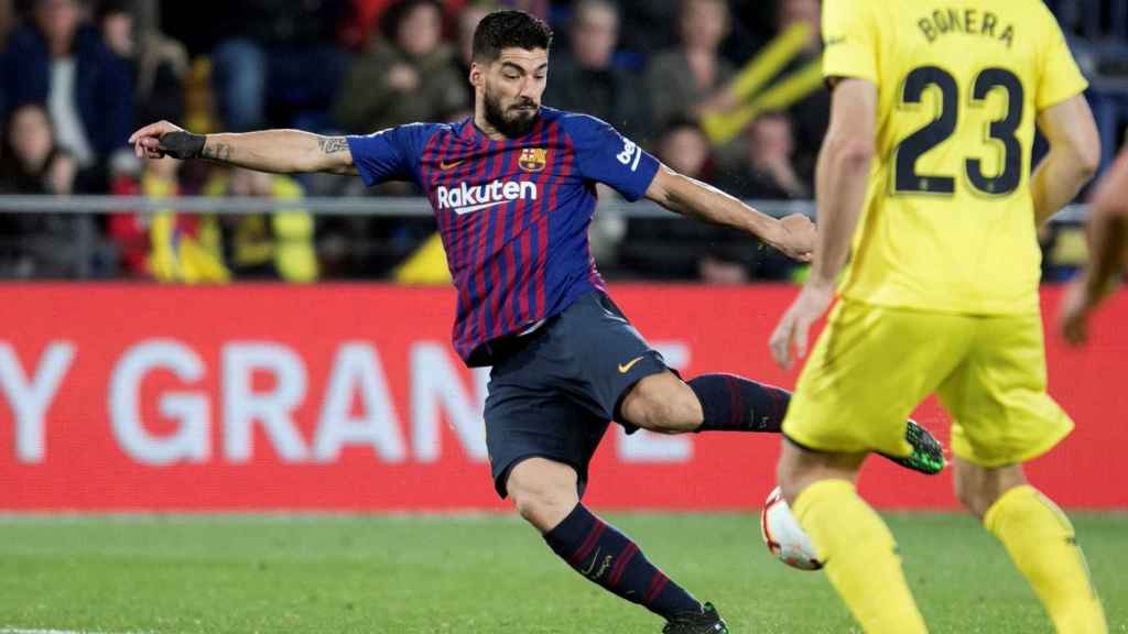 Luis Suárez dispara a puerta para conseguir el gol del empate ante el Villarreal / EFE