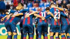 Los jugadores del Levante se conjuran antes de un partido / LEVANTE