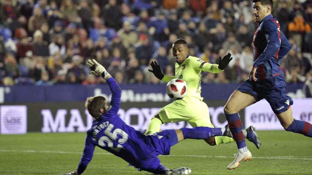 Malcom fallando un mano a mano contra el portero del Levante / EFE