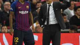 Arturo Vidal recibe instrucciones de Valverde durante un partido del Barça / EFE