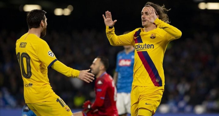 Leo Messi celebra con Griezmann el gol ante el Nápoles | EFE