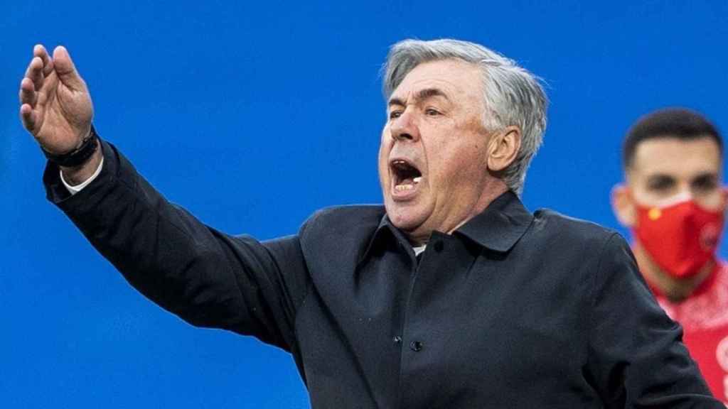 Carlo Ancelotti, enfadado, durante un partido del Real Madrid / EFE