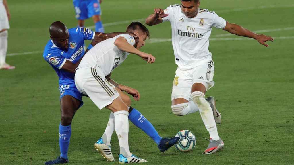 Kroos y Casemiro con Nyom en un partido que decidió Sergio Ramos / EFE