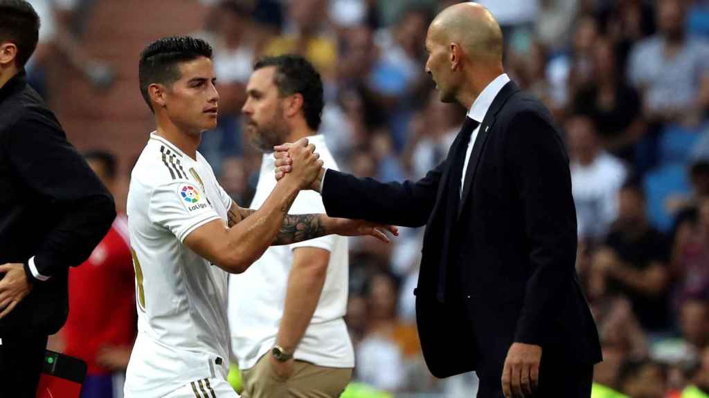 Una foto de James y Zidane durante el Real Madrid - Valladolid / EFE