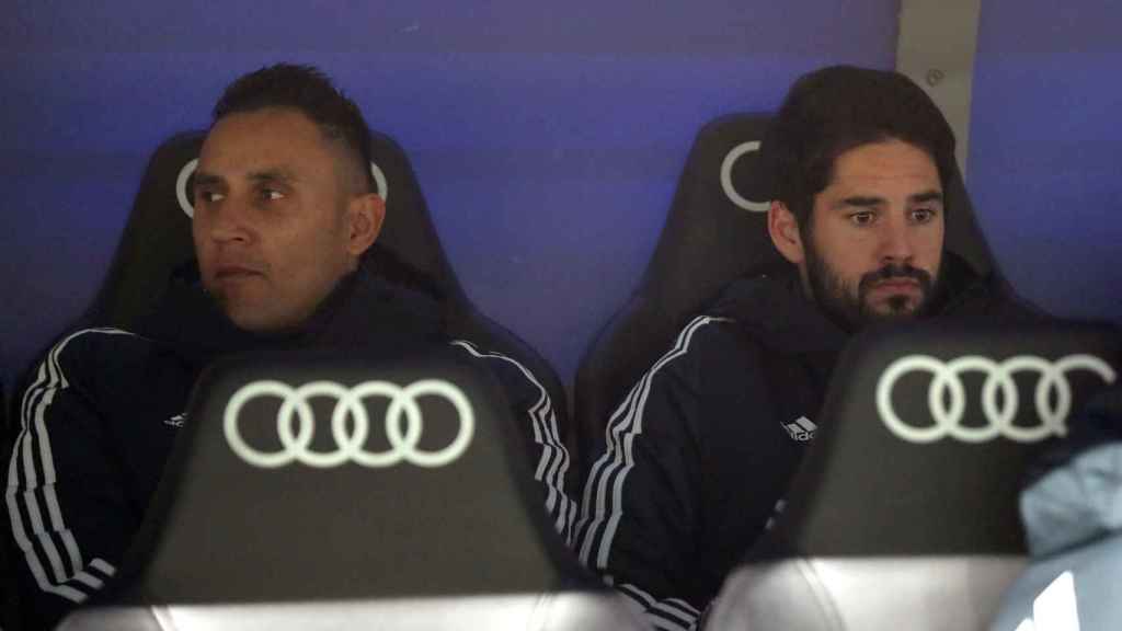 Isco en el banquillo junto a Keylor Navas / EFE