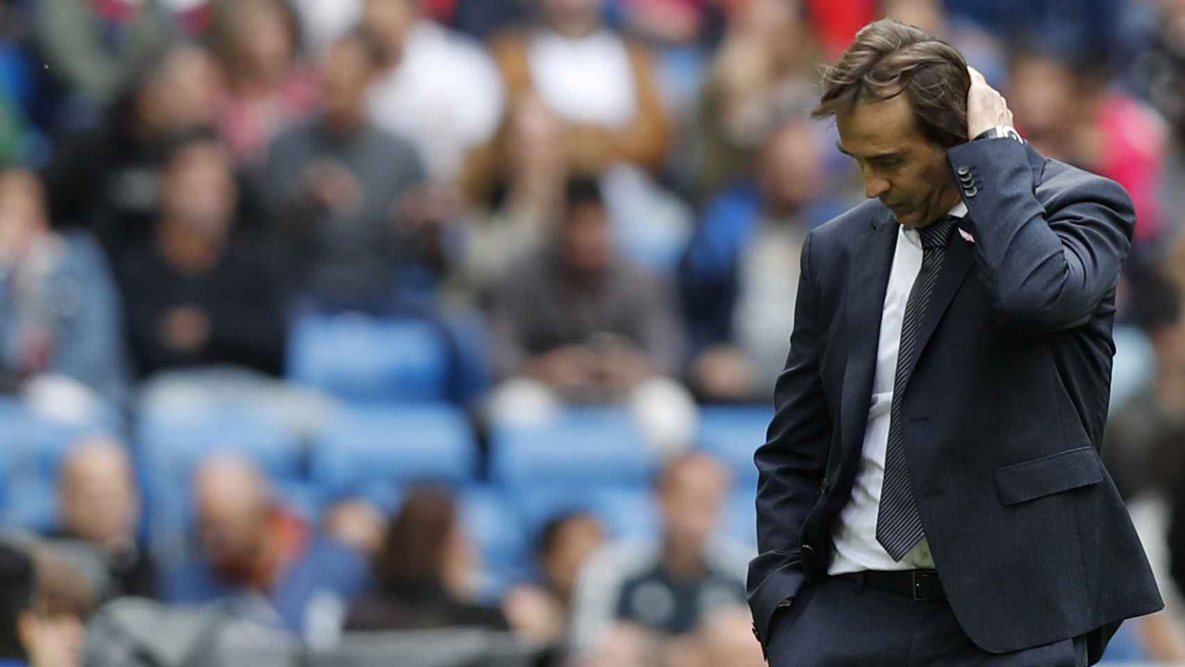 Lopetegui se lamenta en el banquillo del Bernabéu / EFE