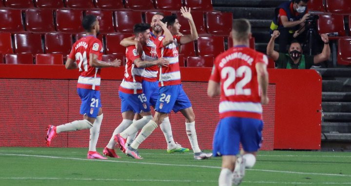 Los jugadores del Granada celebran su gol contra el Valencia / EFE