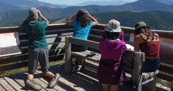 Niños y niñas en una actividad de observación de aves / DTASF