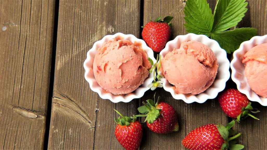 Helados con colorante rosa / PIXABAY