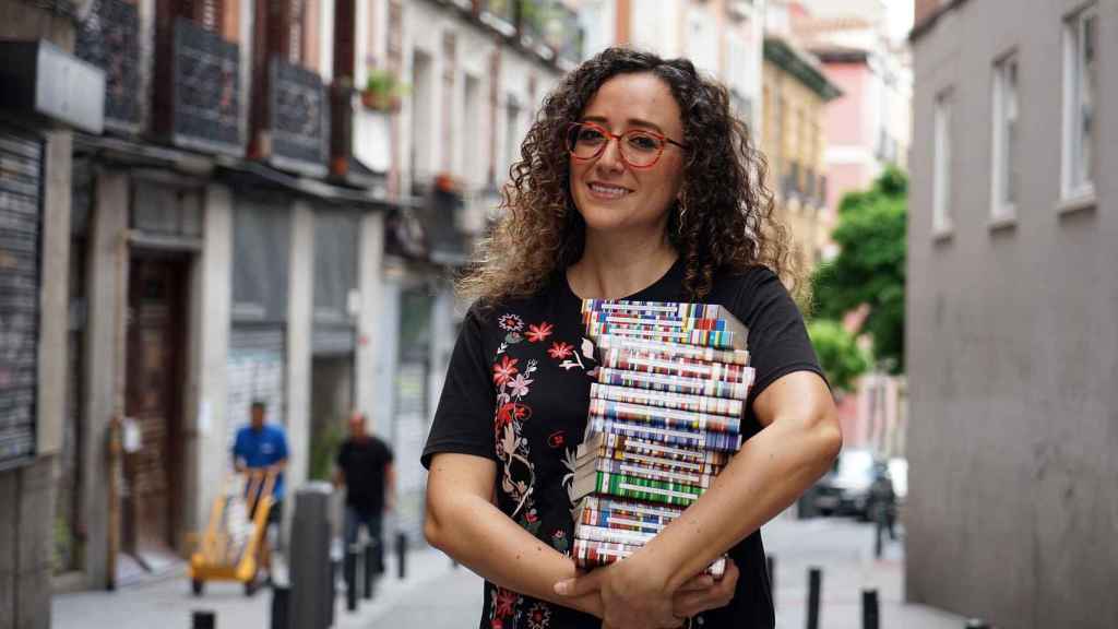 Christina Linares posa con los libros de poesía de Renacimiento en una calle de Madrid / YOLANDA CARDO