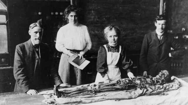 Margaret Alice Murray, en el centro de la imagen, con una momia.