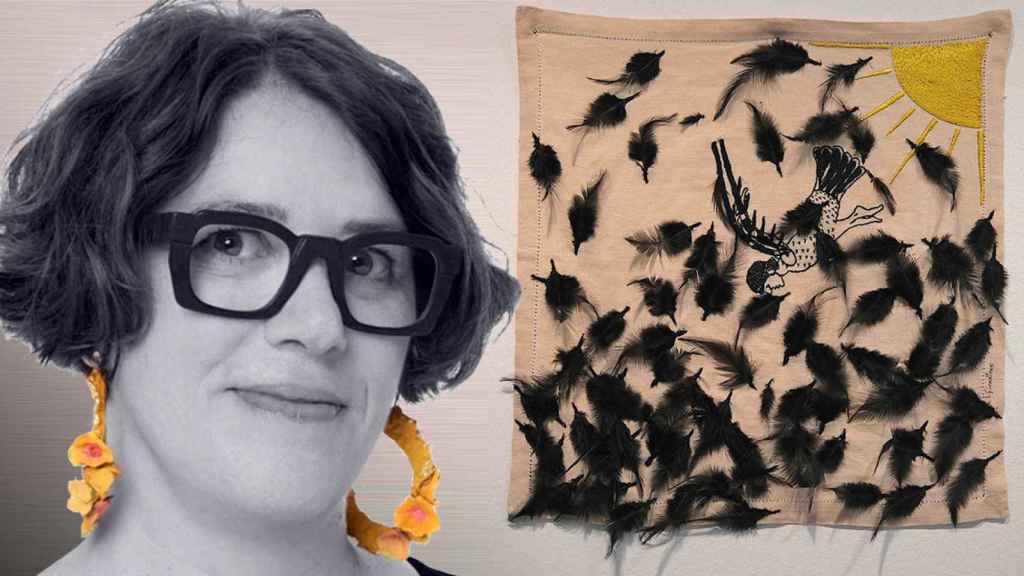 La artista Laura Finestres junto a 'Homenatge a Picasso'