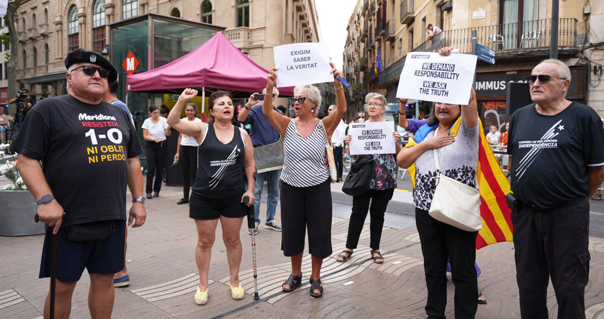 Los proconspiración en el acto del quinto aniversario del 17A en Las Ramblas / LUIS MIGUEL AÑÓN - CRÓNICA GLOBAL