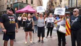 Los proconspiración en el acto del quinto aniversario del 17A en Las Ramblas / LUIS MIGUEL AÑÓN - CRÓNICA GLOBAL