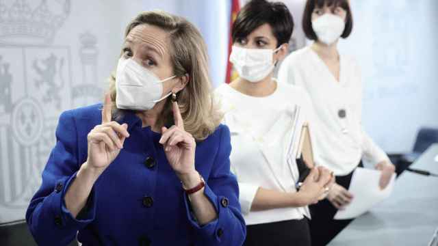 La vicepresidenta Nadia Calviño y las ministras Isabel Rodríguez y Diana Morant, en una rueda de prensa. Catalán en las plataformas / EUROPA PRESS