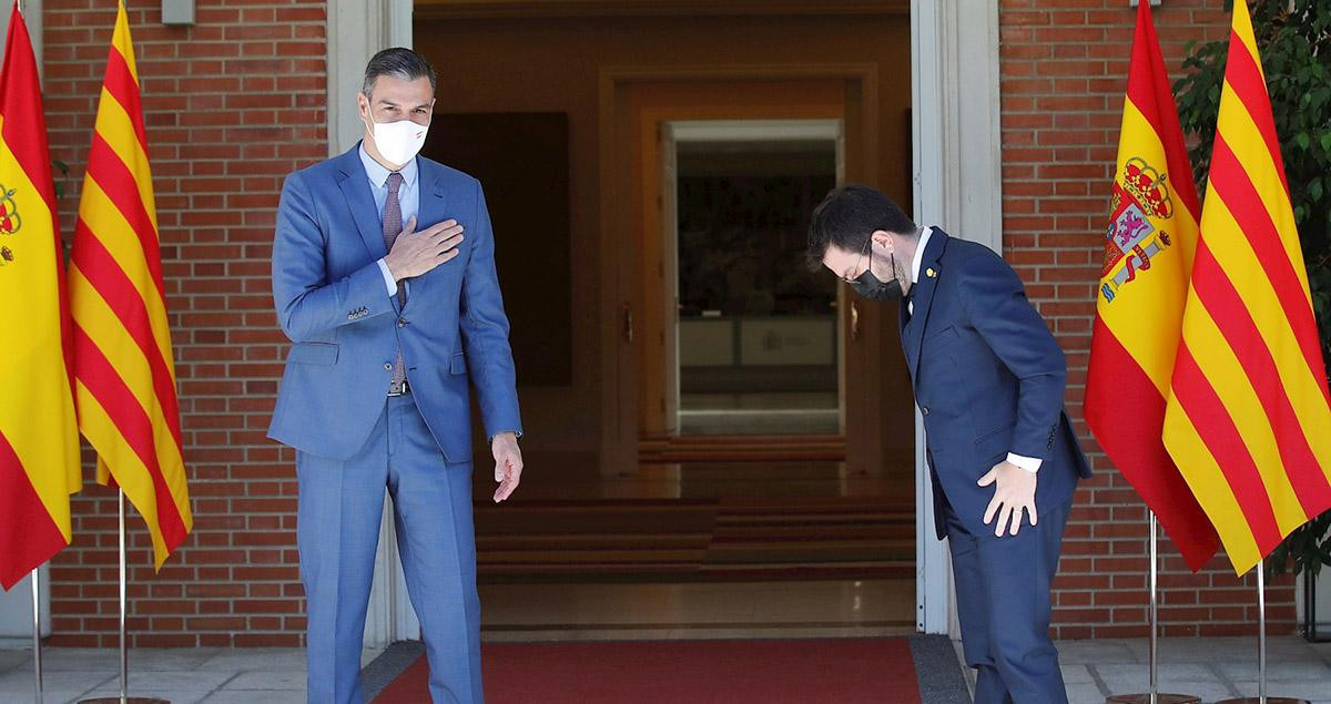 El presidente del Gobierno, Pedro Sánchez (i), recibiendo al presidente de la Generalitat de Cataluña, Pere Aragonès, durante un encuentro en el Palacio de La Moncloa / EFE