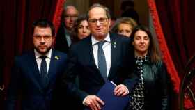 El presidente del Govern, Quim Torra, entra en el Parlament junto a Pere Aragonès (i) y Meritxell Budó (d) / EFE