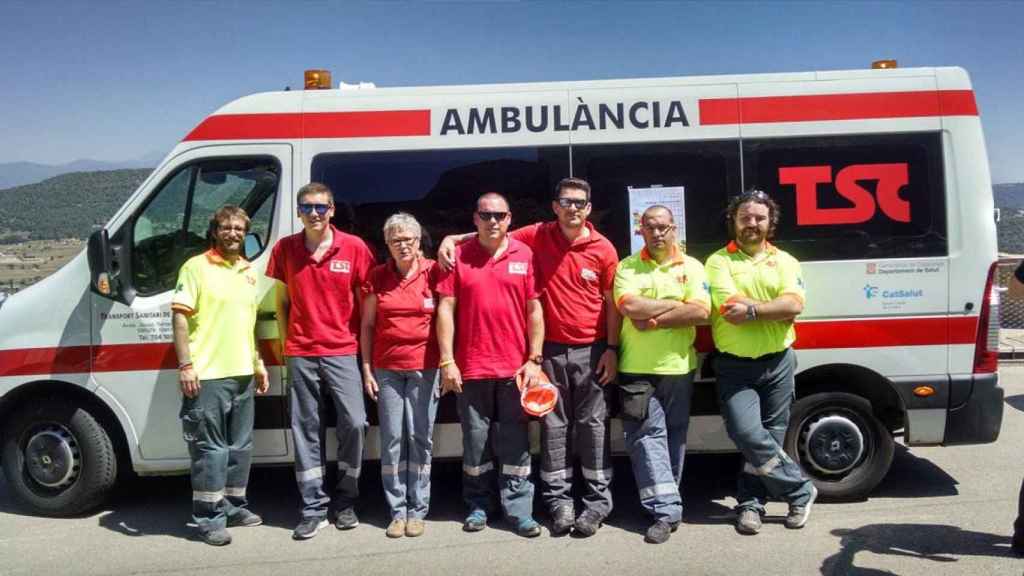 Un equipo médico posa ante una de las ambulancias de TSC / TSC