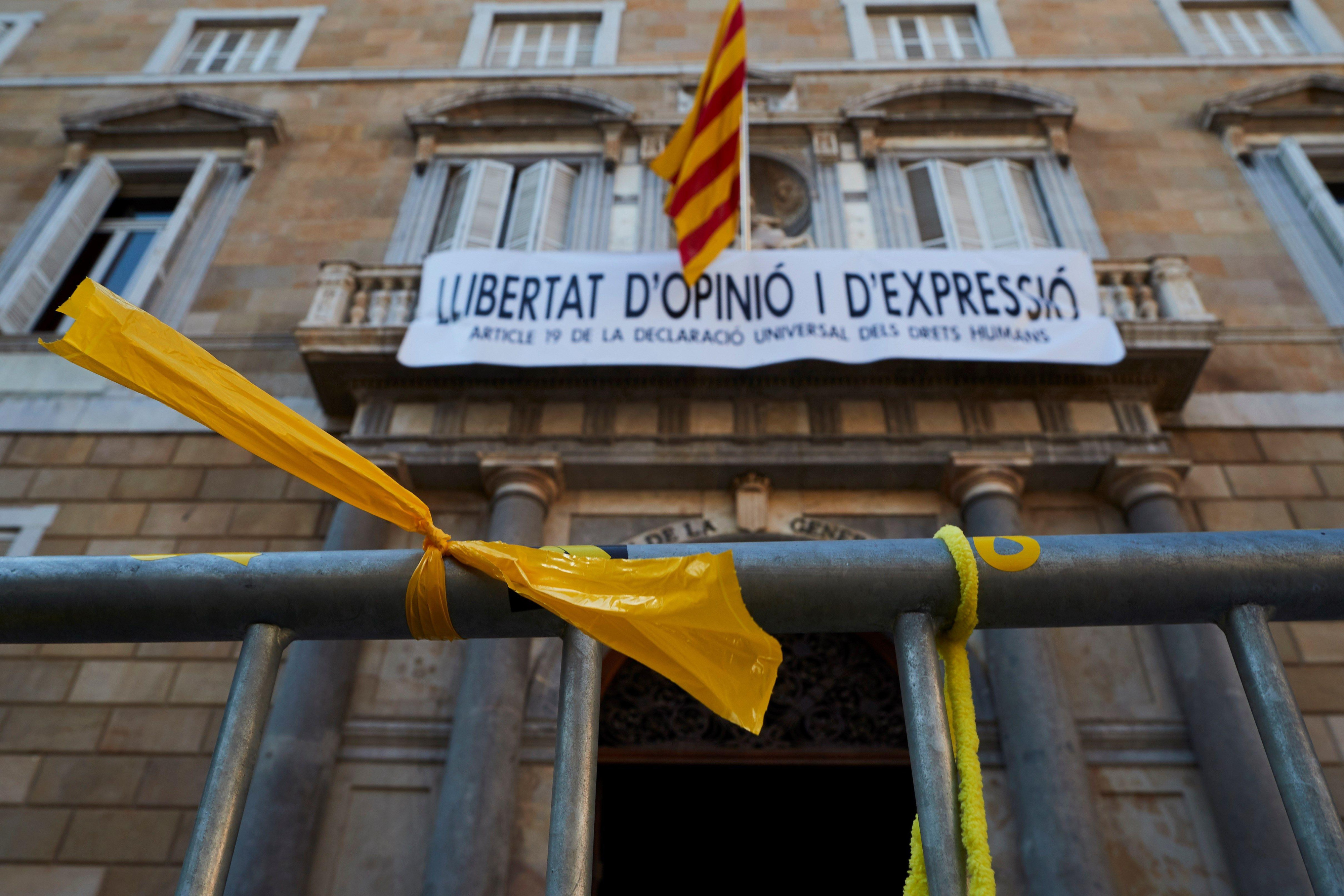 La pancarta de Torra tras retirar el lazo amarillo / EFE