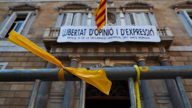 La pancarta de Torra tras retirar el lazo amarillo / EFE