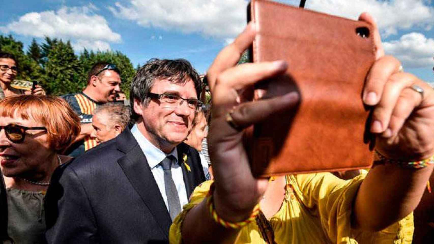 Carles Puigdemont, expresident catalán huido de la justicia, haciéndose un selfi con seguidores independentistas / RTVE