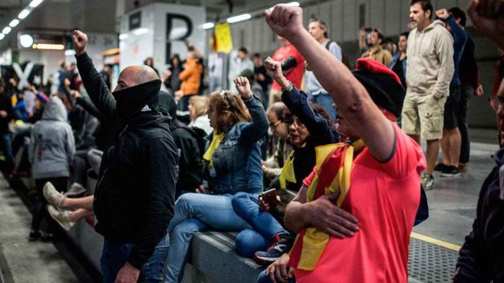 Independentistas cortando las vías del AVE en Girona, durante una protesta / CG